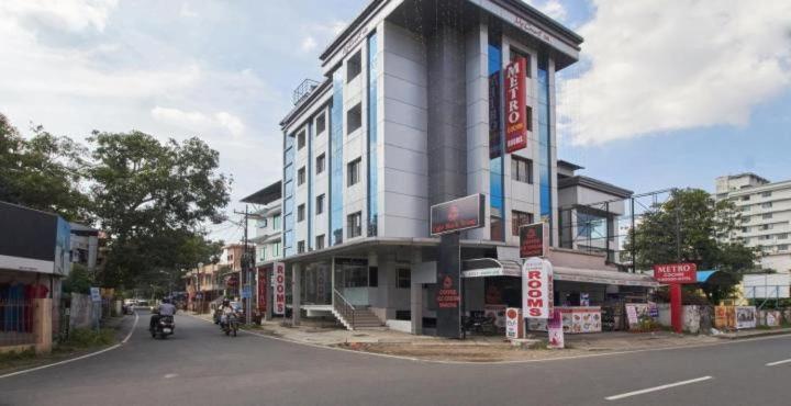 Metro Kochin Business Hotel Екстер'єр фото