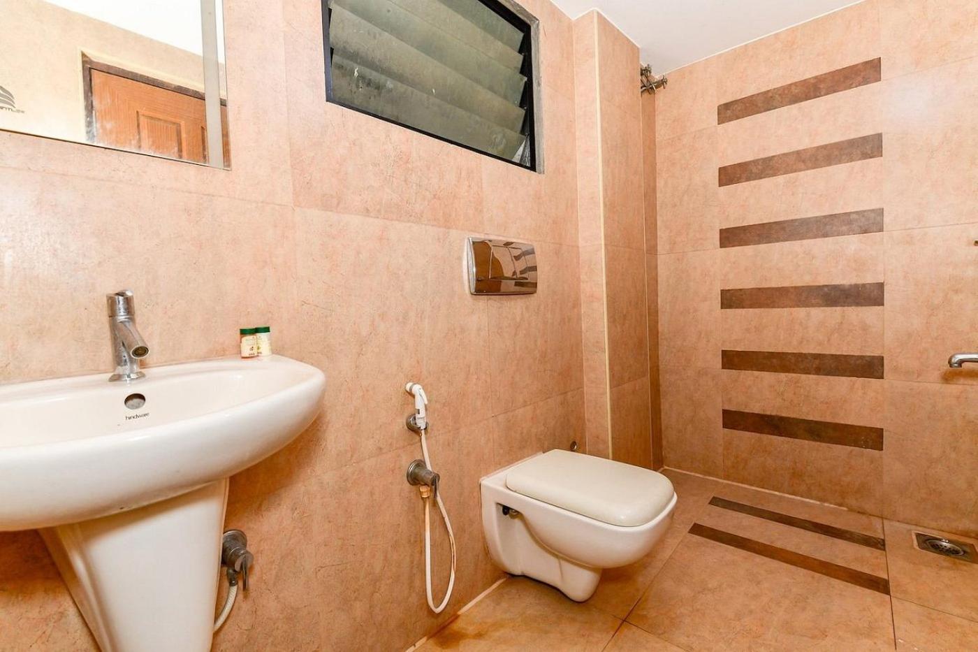 Metro Kochin Business Hotel Екстер'єр фото